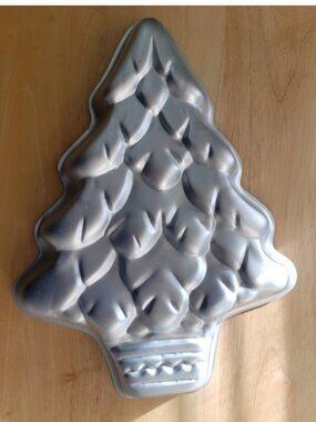 EUC Wilton Christmas tree cake pan